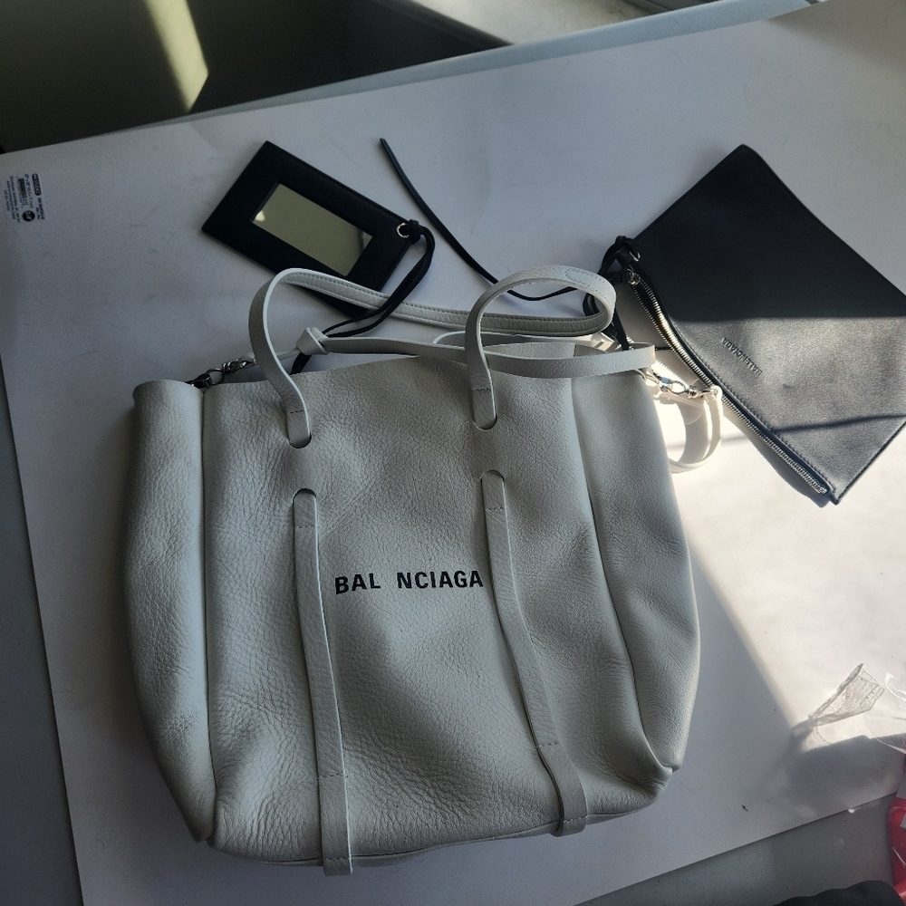 Balenciaga Everday Shopping Tote White leather in VGUC - Picture 6 of 16
